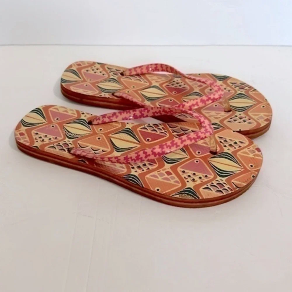 Vera Bradley Coral Go Fish Flip Flops size 7-8 EUC